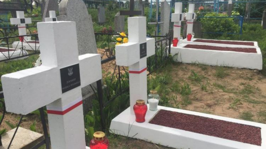 Apel pamięci na mogiłach żołnierzy wojny polsko-bolszewickiej w Brasławiu odrastaurowanych przez społeczność polską. 29.05.2017. Źródło: Ambasada RP w Mińsku