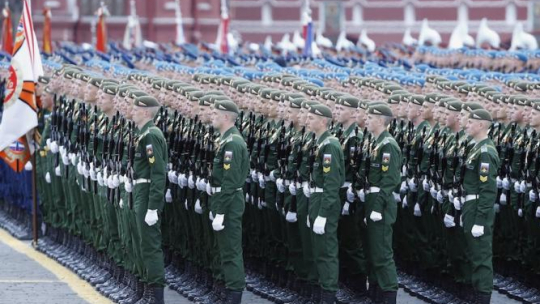 Na Placu Czerwonym w Moskwie rozpoczęła się defilada wojskowa. Fot. PAP/EPA