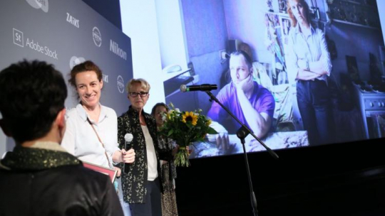 Anna Bedyńska (C) odbiera nagrodę. Zdjęcie Wasilija i jego matki, autorstwa Anny Bedyńskiej zostało wybrane Zdjęciem Roku w Ogólnopolskim Konkursie Fotografii Prasowej Grand Press Photo 2017. Warszawa, 18.05.2017. Fot. PAP/L. Szymański