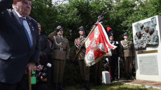Uroczystości przy tablicy upamiętniającej wejście II Korpusu Polskiego generała Władysława Andersa do miasta Imola w prowincji Bolonia. Fot. PAP/R. Pietruszka
