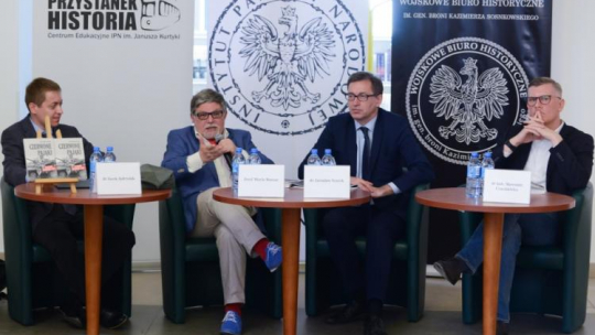  Józef Maria Ruszar (2L), prezes IPN Jarosław Szarek (2P), dyrektor WBH Sławomir Cenckiewicz (P) i prowadzący spotkanie Jacek Jędrysiak (L) z WBH podczas promocji książki Józefa M. Ruszara "Czerwone pająki. Dziennik żołnierza LWP". Fot. PAP/J. Kamiński