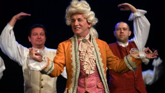 Artur Barciś w roli Panglossa podczas próby medialnej spektaklu "Kandyd, czyli optymizm" w reż. Macieja i Adama Wojtyszków na Teatru Ateneum. Fot. PAP/B. Zborowski