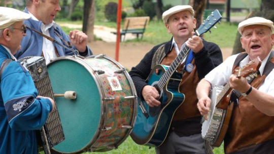 Kapela "Śląskie Bajery" z Ornontowic podczas Ogólnopolskiego Festiwalu Kapel Folkloru Miejskiego w Przemyślu. Fot. PAP/D. Delmanowicz