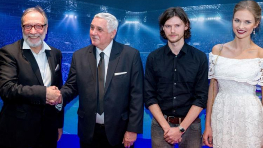 Jan Banaś (2L), reżyser Jan Kidawa-Błoński (L), odtwórca roli Banasia Mateusz Kościukiewicz (2P) i filmowa Marlena - Karolina Szymczak przed premierą filmu Jana Kidawy-Błońskiego "Gwiazdy" w zabrzańskim Multikinie. Fot. PAP/A. Grygiel