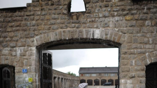 Ocalały więzień w byłym niemieckim obozie koncentracyjnym Mauthausen. 2011 r. Fot. PAP/Jacek Turczyk 