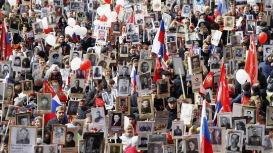 Pochód "Nieśmiertelnego Pułku" w Moskwie. 09.05.2017. Fot. PAP/EPA
