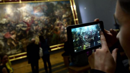 Zwiedzający przy obrazie Jana Matejki "Bitwa pod Grunwaldem" w Muzeum Narodowym w Warszawie podczas Nocy Muzeów. Fot. PAP/B. Zborowski