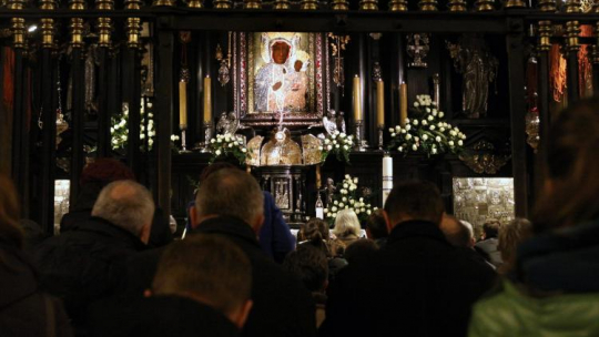 Wierni w Kaplicy Cudownego Obrazu na Jasnej Górze. Fot. PAP/W. Deska