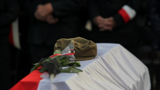 Uroczystości pogrzebowe pięciu Żołnierzy Wyklętych: Bolesława Gnozy, Bronisława Lisa, Władysława Prusaczyka oraz braci Dominika i Ludwika Trzcińskich. Ostrołęka, 29.09.2016. Fot. PAP/T. Waszczuk 