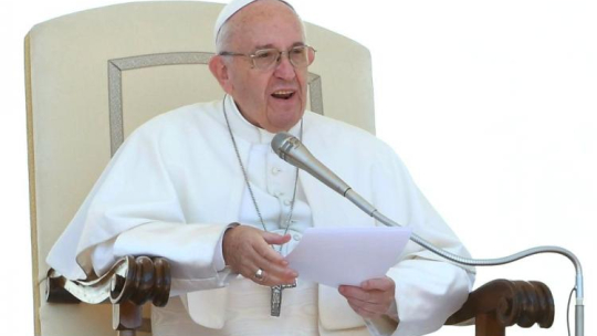 Papież Franciszek w czasie audiencji generalnej na Placu św. Piotra. 17.05.2017. Fot. PAP/EPA