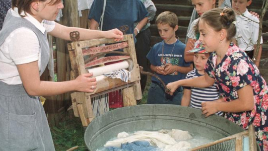 Nauka prania w balii i na tarze. Fot. PAP/M. Trembecki