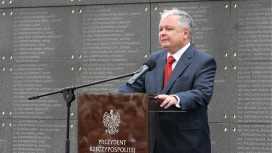 Prezydent Lech Kaczyński podczas obchodów 63. rocznicy wybuchu Powstania Warszawskiego w Parku Wolności na terenie Muzeum Powstania Warszawskiego. PAP/Tomasz Gzell