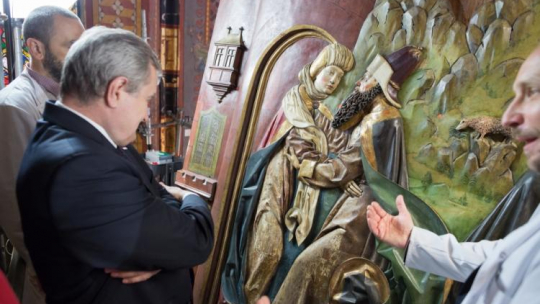 Wicepremier, minister kultury i dziedzictwa narodowego Piotr Gliński oraz kierownik prac badawczych prof. Jarosław Adamowicz w bazylice Mariackiej w Krakowie. Fot. PAP/S. Rozpędzik