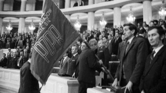 Wyprowadzenie sztandaru PZPR podczas ostatniego, XI Zjazdu partii. 29 stycznia 1990 r. Fot. PAP/D. Kwiatkowski