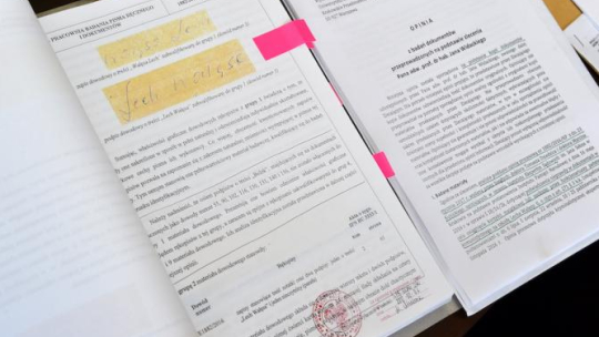 Opinie biegłych prezentowane podczas konferencji prasowej pełnomocników b. prezydenta Lecha Wałęsy w Krakowie. Fot. PAP/J. Bednarczyk