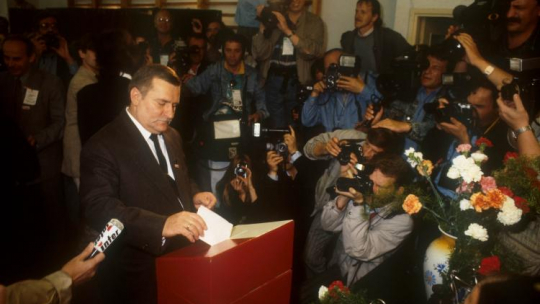 Lech Wałęsa głosuje w wyborach do Sejmu X kadencji i Senatu. Gdańsk, 1989.06.04. Fot. PAP/J. Bogacz