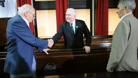 Były prezydent Lech Wałęsa wita się z oskarżonym b. wicepremierem PRL Stanisławem Kociołkiem. Fot. PAP/J. Turczyk 