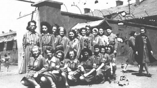 Więźniarki niemieckiego obozu koncentracyjnego dla kobiet w Holiszowie. Źródło: IPN