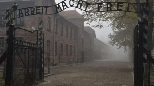 Teren b. niemieckiego nazistowskiego obozu koncentracyjnego i zagłady Auschwitz. Fot. PAP/J. Bednarczyk