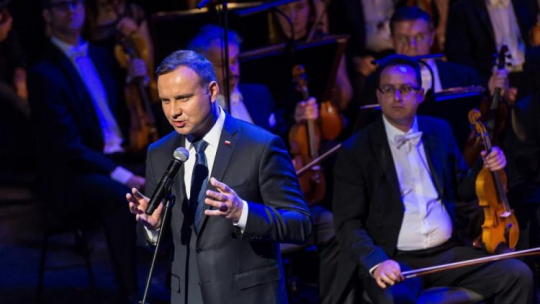 Prezydent Andrzej Duda podczas gali jubileuszowej 200-lecia Zakładu Narodowego im. Ossolińskich w Operze Wrocławskiej. Fot. PAP/M. Kulczyński