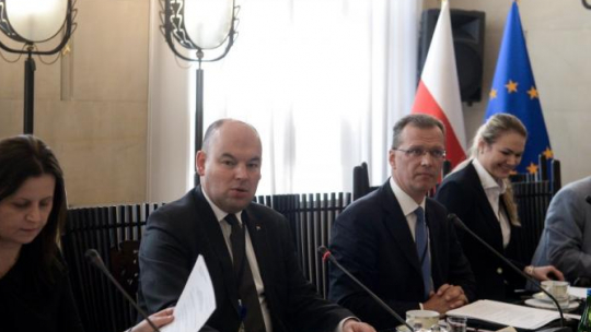 Wiceminister spraw zagranicznych Jan Dziedziczak (2L) oraz sekretarz Rady Dyplomacji Historycznej Krzysztof Strzałka (3P) przed posiedzeniem Rady Dyplomacji Historycznej przy Ministrze SZ RP. Fot. PAP/M. Obara 