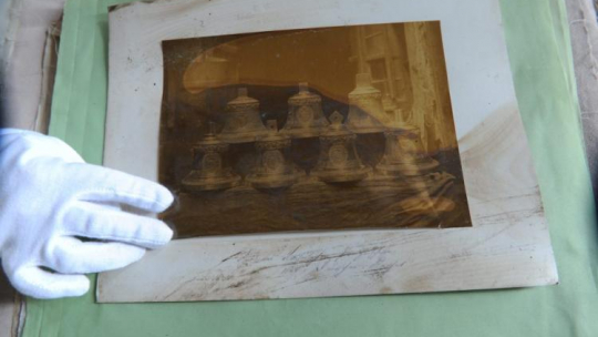 Prezentacja starego zdjęcia dzwonów. Fot. PAP/M. Bielecki