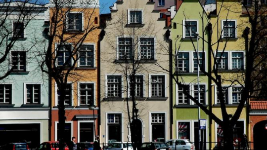 Dolne Miasto w Gdańsku, kamienice przy ul. Szopy nad brzegiem Nowej Motławy. Fot. PAP/M. Angiel