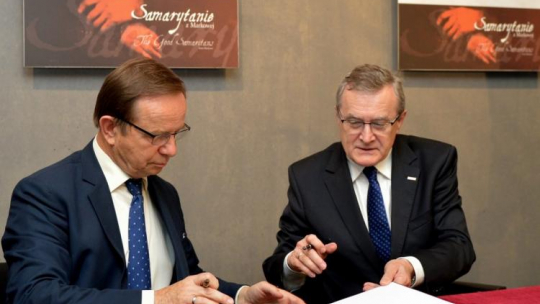 Wicepremier, minister kultury Piotr Gliński (P) i marszałek województwa podkarpackiego Władysław Ortyl w trakcie uroczystego podpisania umowy ws. współprowadzenia przez MKiDN Muzeum Polaków Ratujących Żydów podczas II wojny światowej im. Rodziny Ulmów w Markowej. Fot. PAP/D. Delmanowicz 