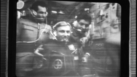 Polsko-sowiecki lot w kosmos - konferencja prasowa z kosmosu w studio TV Moskwa: Mirosław Hermaszewski (C) i Piotr Klimuk (P). 07.1978. Fot. PAP/CAF/T. Zagodziński