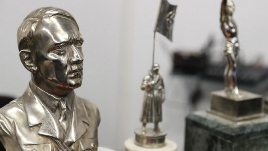 Popiersie Adolfa Hitlera i inne nazistowskie pamiątki znalezione na przedmieściach Buenos Aires. Fot. PAP/EPA