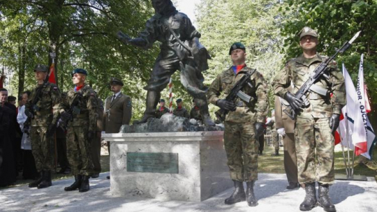Uroczyste odsłonięcie pomnika Danuty Siedzikówny ps. Inka. Gruszki k. Narewki, 11.06.2017. Fot. PAP/A. Reszko