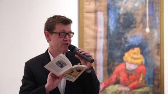 Stanisław Mancewicz podczas odsłonięcia obrazu Józefa Czapskiego „Portret kobiety pod lampą”. Fot. PAP/S. Rozpędzik