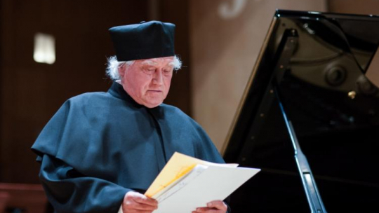 Dyrygent Jerzy Maksymiuk odebrał tytuł doktora honoris causa Uniwersytetu w Białymstoku. Fot. PAP/M. Zieliński