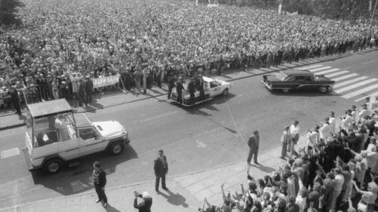 III pielgrzymka Jana Pawła II do Polski: przyjazd na Jasne Błonia, gdzie papież odprawił mszę świętą dla rodzin. Szczecin, 11.06.1987.  Fot. PAP/CAF/A. Hawałej 