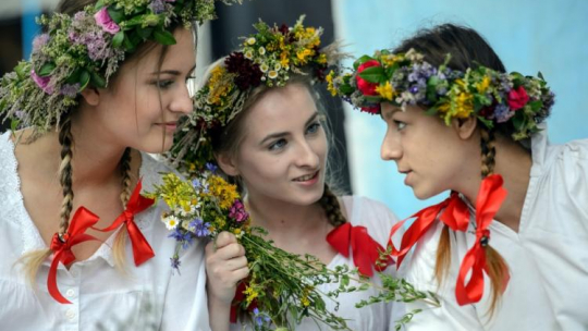 Widowisko "Wigilia św. Jana" w wykonaniu zespołu "Hańszczanie" z Hańska na Lubelszczyźnie podczas 51. Ogólnopolskiego Festiwalu Kapel i Śpiewaków Ludowych w Kazimierzu Dolnym. Fot. PAP/W. Pacewicz