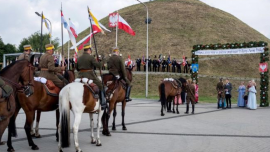 Obchody 80. rocznicy usypania Kopca Wyzwolenia w Piekarach Śląskich. Fot. PAP/A. Grygiel 