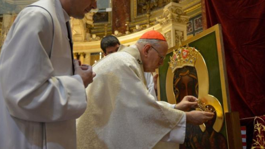 Msza święta w Bazylice św. Stefana w Budapeszcie, podczas której odbyła się koronacja kopii obrazu Matki Boskiej Częstochowskiej. Fot. PAP/M. Obara