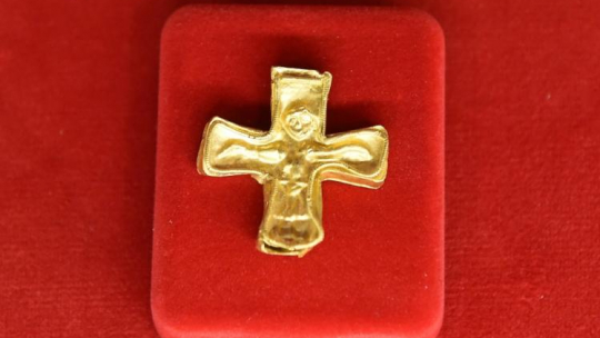 Krzyż pektoralny z X-XI wieku na wystawie "Nabytki 2015-2016" na Zamku Królewskim na Wawelu w Krakowie. Kraków, 19.06.2017. Fot. PAP/J. Bednarczyk 