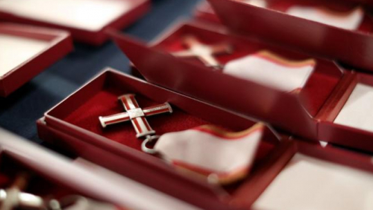Krzyże Wolności i Solidarności. Fot. PAP/S. Rozpędzik
