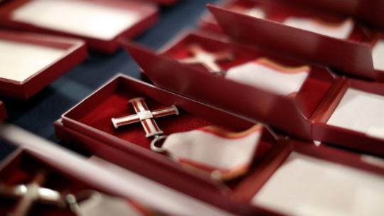Krzyże Wolności i Solidarności. Fot. PAP/S. Rozpędzik