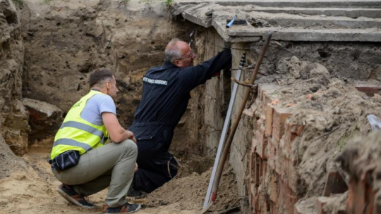 Kierujący pracami poszukiwawczymi zastępca prezesa IPN Krzysztof Szwagrzyk podczas poszukiwań ofiar komunizmu na  tzw. Łączce na Cmentarzu Wojskowym na warszawskich Powązkach.  Fot. PAP/Jakub Kamiński 