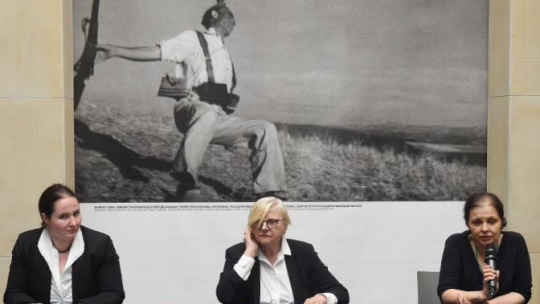 Dyrektor Muzeum Narodowego Agnieszka Morawińska (C), ambasador Węgier w Polsce Orsolya Zsuzsanna Kovács (L) i kurator Gabriella Csizek podczas konferencji prasowej nt. wystawy „Tak widzą. Panorama fotografii węgierskiej” w Muzeum Narodowym w Warszawie. Fot. PAP/R. Pietruszka 