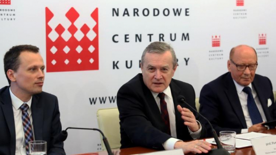 Wicepremier, minister kultury i dziedzictwa narodowego Piotr Gliński, dyrektor Narodowego Centrum Kultury Rafał Wiśniewski oraz prezydent Rzeszowa Tadeusz Ferenc podczas konferencji prasowej "Wschód Kultury 2017" dotyczącej letnich festiwali odbywających się w Rzeszowie, Lublinie i Białymstoku. PAP/Leszek Szymański 