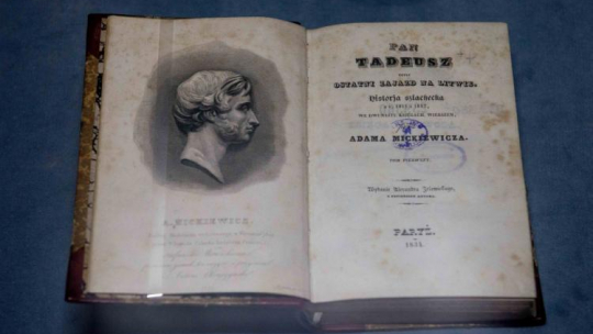 Pierwsze wydanie paryskie "Pana Tadeusza" z 1834 r. zaprezentowane na wystawie "Historia rękopisu Pana Tadeusza – teksty, konteksty, realia" przygotowanej przez Zakład Narodowy im. Ossolińskich we Wrocławiu. Fot. PAP/M. Kulczyński