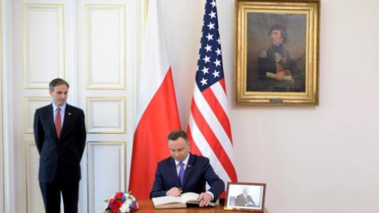 Prezydent Andrzej Duda wpisuje się do księgi kondolencyjnej poświęconej pamięci prof. Zbigniewa Brzezińskiego w Belwederze - obok stoi ambasador USA w Polsce Paul W. Jones. Fot. PAP/J. Turczyk 