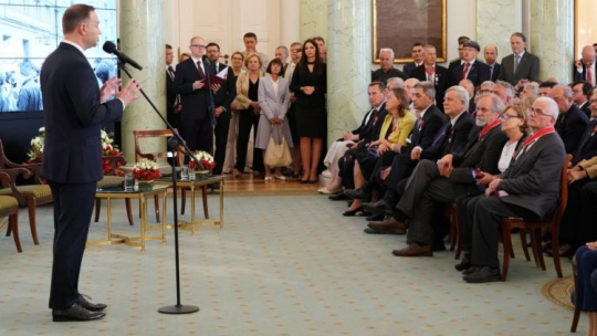 Prezydent Andrzej Duda (L) podczas uroczystości z okazji 35. rocznicy powstania Solidarności Walczącej w Pałacu Prezydenckim. Fot. PAP/K. Kalbarczyk 
