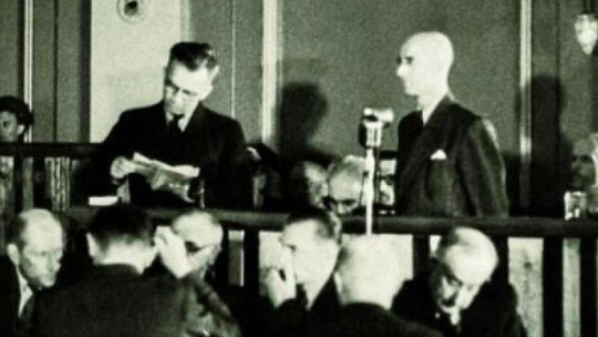 Konfrontacja podczas procesu moskiewskiego gen. Leopolda Okulickiego z Janem Stanisławem Jankowskim. Źródło: IPN