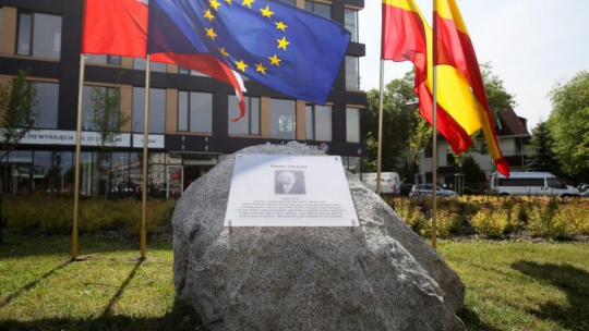 Głaz pamiątkowy uroczystości nadania stołecznemu rondu imienia Roberta Schumana. Fot. PAP/P. Supernak 