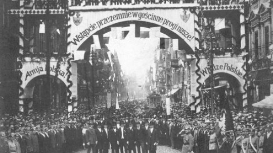 Wkroczenie wojska polskiego na Śląsk - powitanie w Królewskiej Hucie. Widoczna brama triumfalna przygotowana na przyjęcie wojsk polskich. 23.06.1922. Źródło: NAC