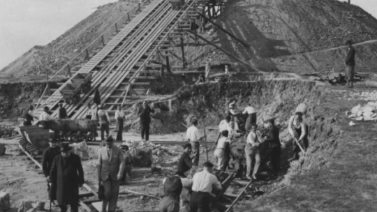 Prace przy sypaniu Kopca Wyzwolenia w Piekarach Śląskich, 1935 r. Fot. NAC